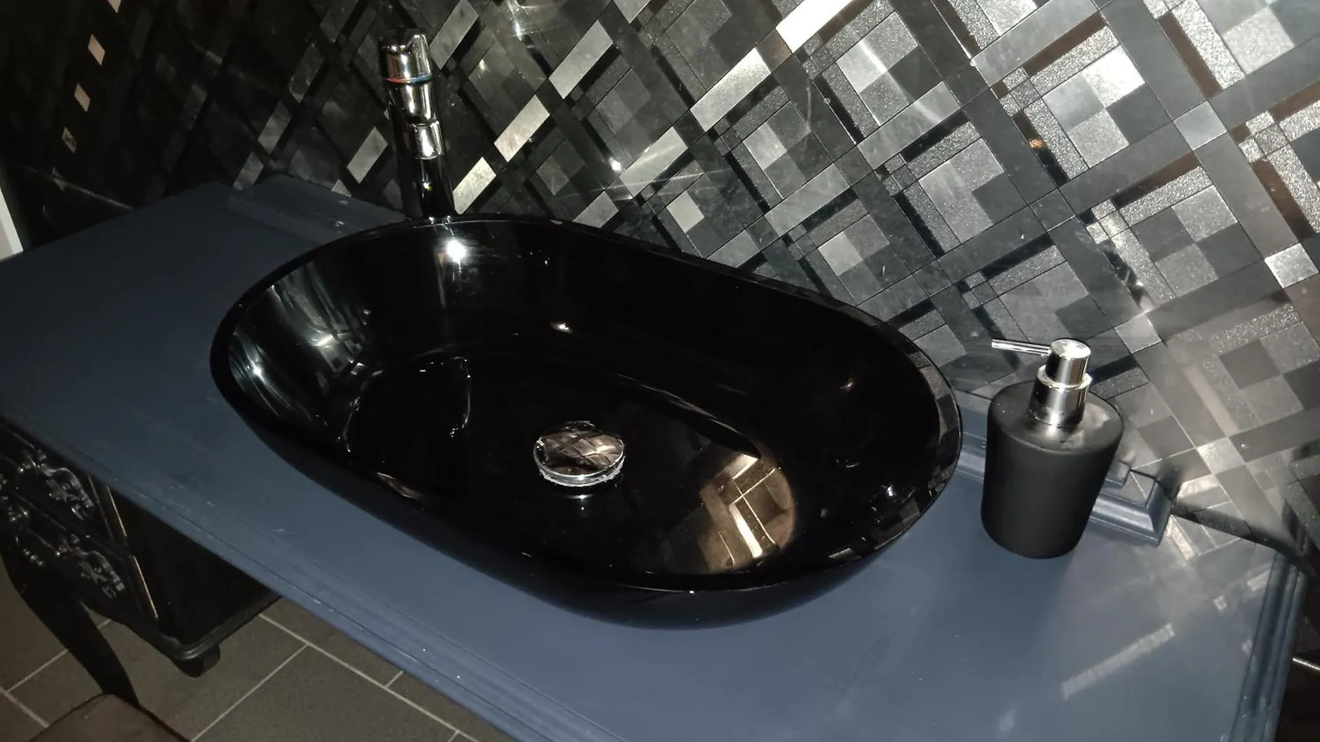 Apartament The Luxury White Suite Charleroi