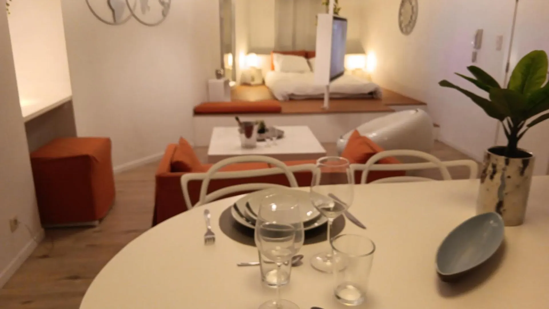The Luxury White Suite Charleroi Apartment