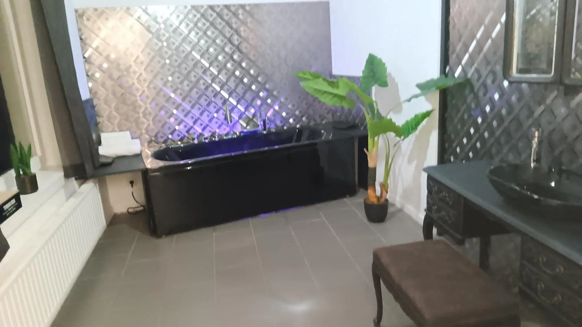 The Luxury White Suite Charleroi Apartment